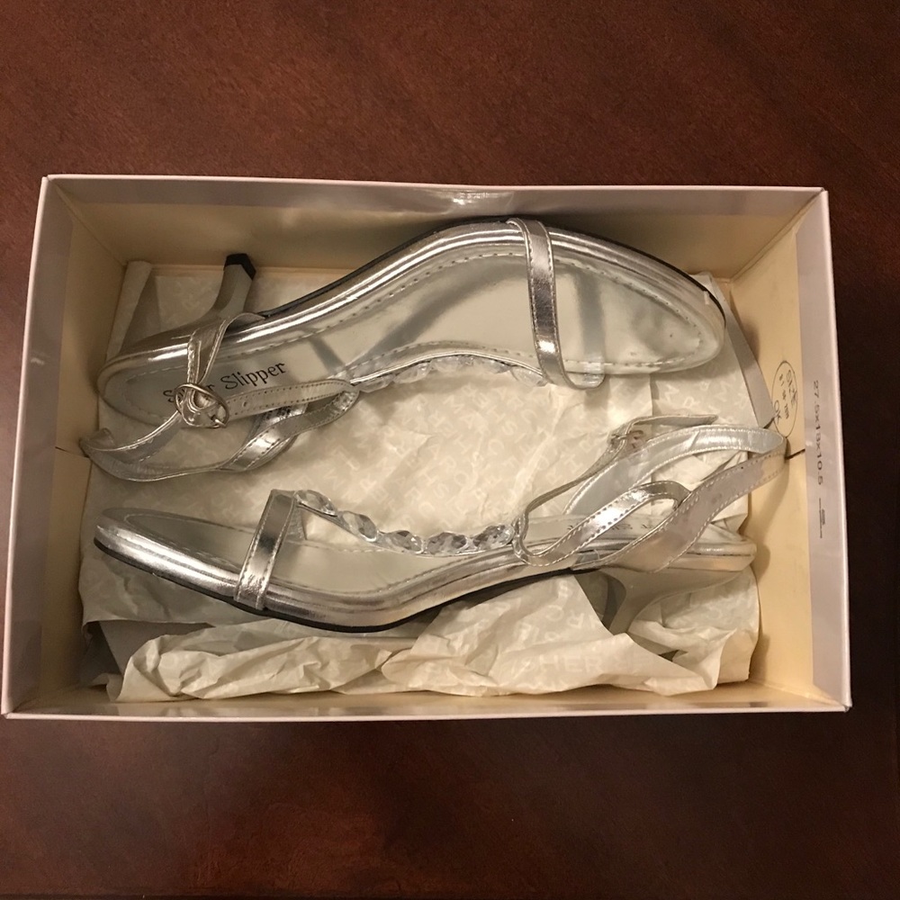 Silver Slipper w/ Gems, size 8.5